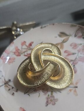 Gorgeous Vintage Brooch